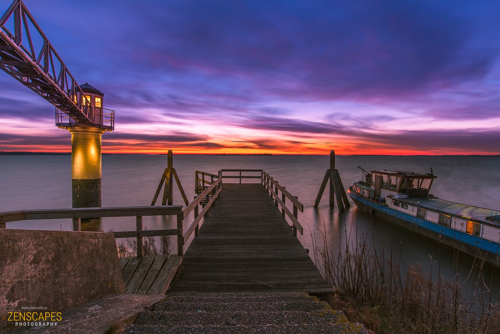 Zonskomst - Oude vuurtoren Oostmahorn Friesland