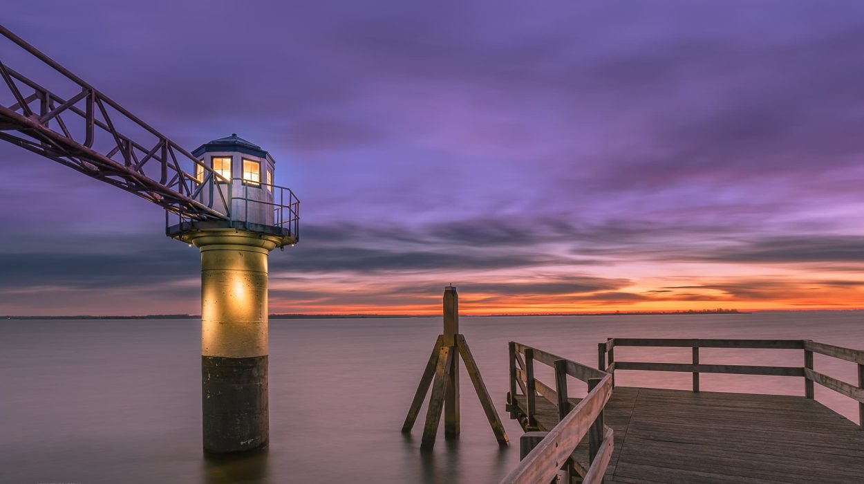 Zonskomst - Oude vuurtoren Oostmahorn Friesland