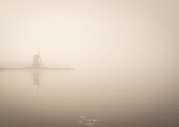 Mist boven het Paterswoldsemeer - Molen 'De Helper'