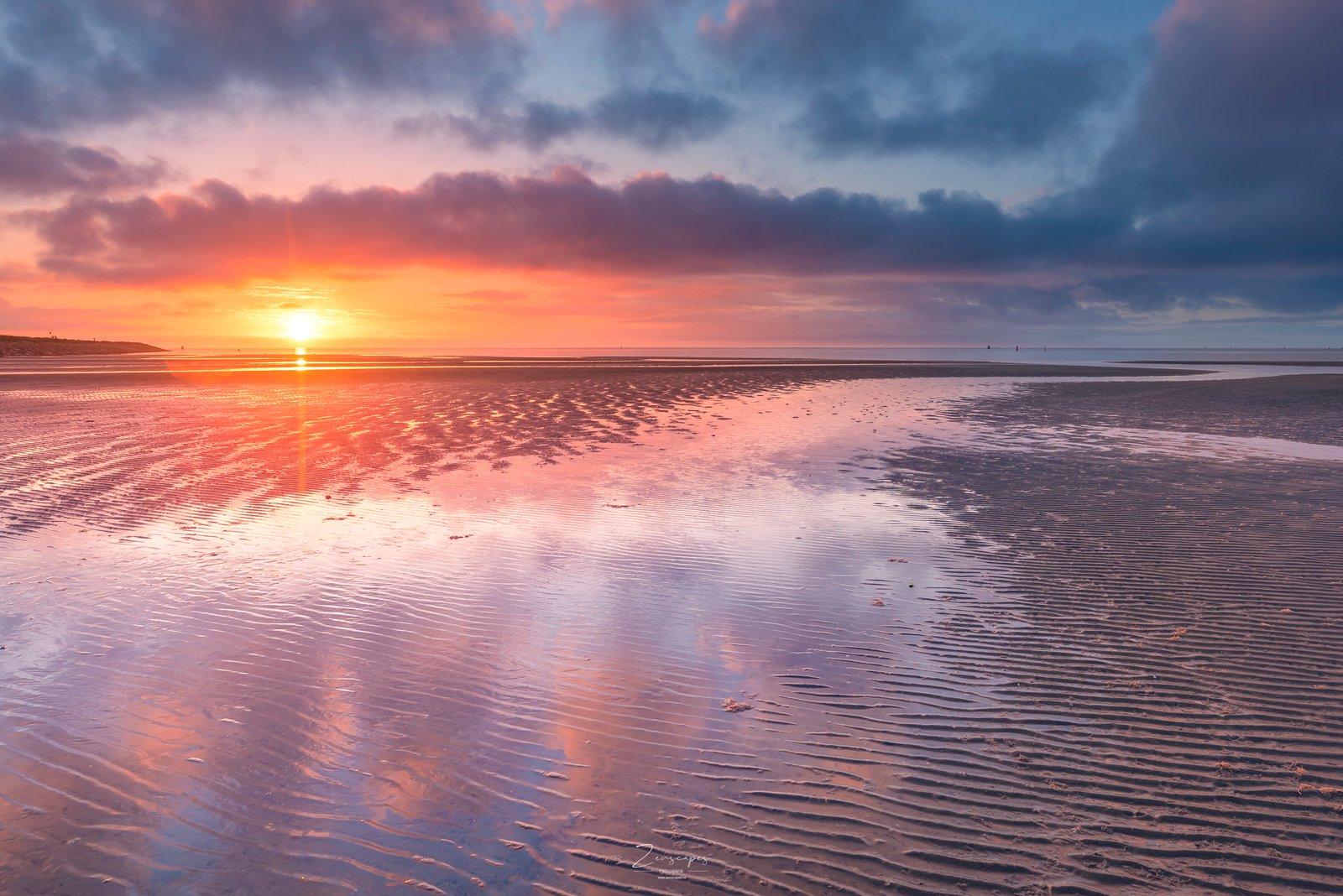 Foto van zonsopkomst op het groene stand op Terschelling