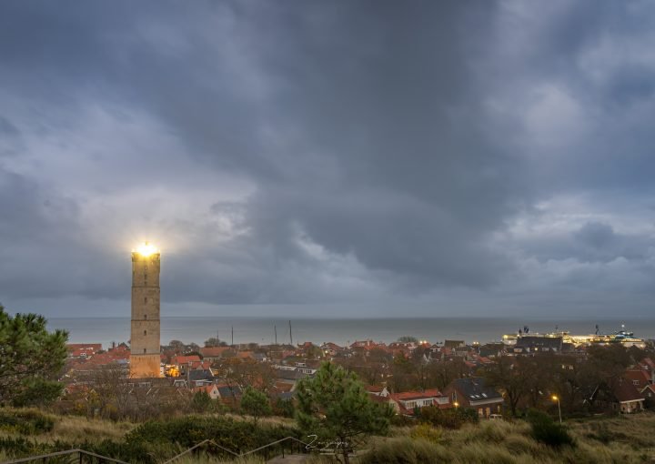 De avond valt over Terschelling - De Brandaris